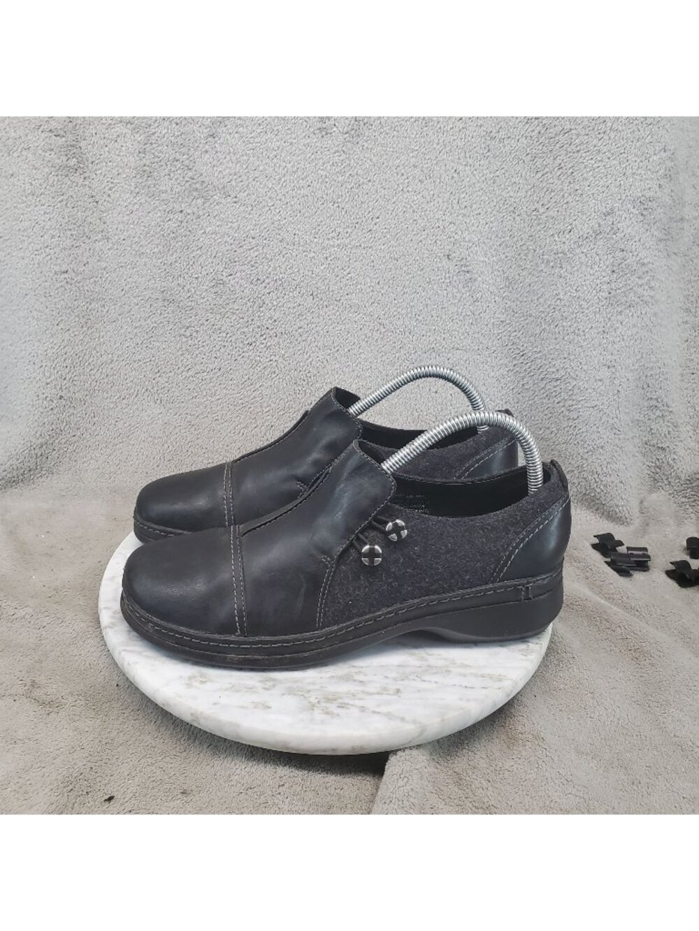 Clarks Shoes Womens Size 8.5 Black Leather Slip Ons *Read*